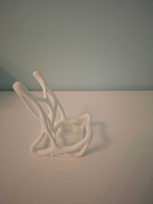 3D принтирана поставка за телефон – елегантен и модерен дизайн за удобно поставяне на телефона на бюро