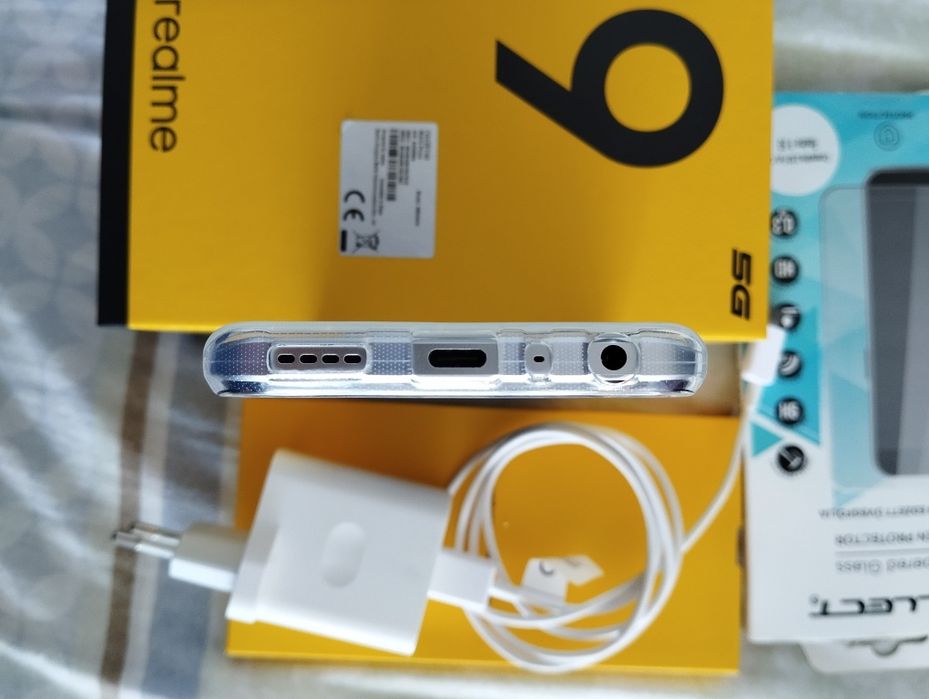Realme 9. 5G Телефона е в перфектно състояние.