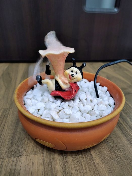 Fântână decorativă de interior cu buburuză