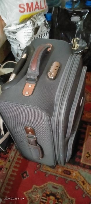Чемодан маленький на колесиках