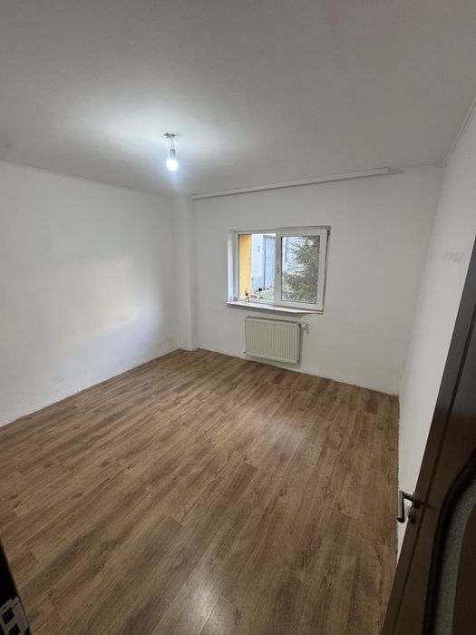 Inchiriez apartament nemobilat 4 camere parter Obcini
