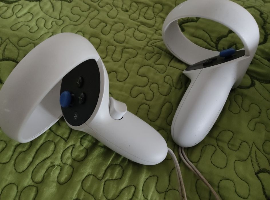 Meta Quest 2 cu accesorii (APROAPE NOU)