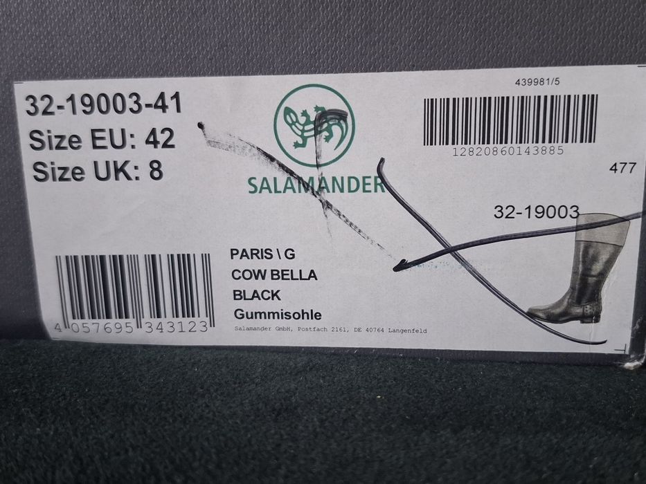 Cizme de piele negre înalte.