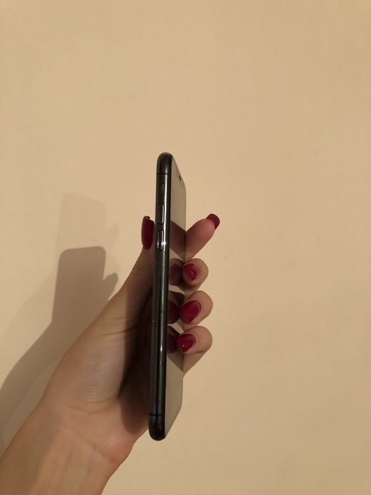 IPhome x черного цвета