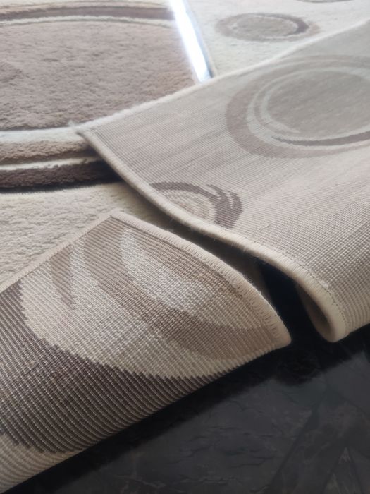 Килим плюс две. пътеки