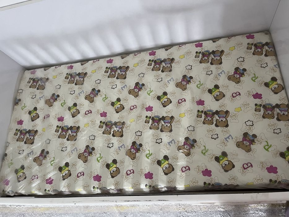 Манеж-кровать с тумбочкой