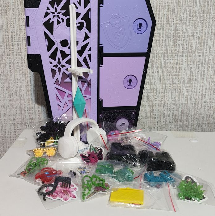 Лот одежды, лот подставок Monster High
