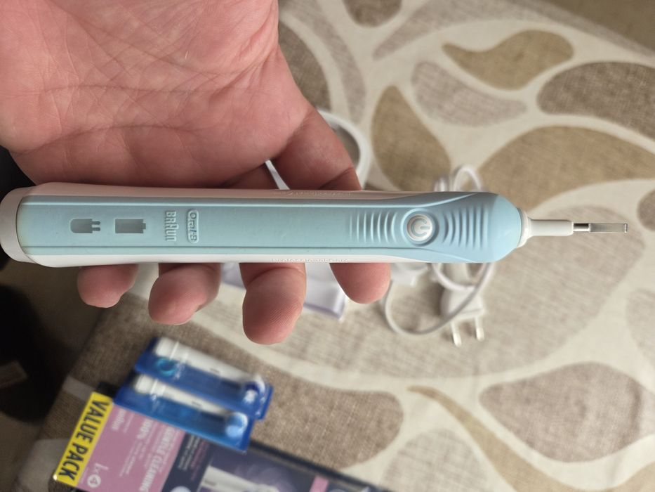 Две ел.четки Oral-B за зъби+ 12бр.накрайници за тях