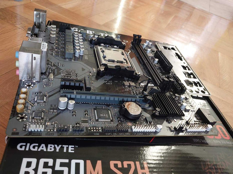 AMD Ryzen 5 7600 + Gigabyte B650M S2H