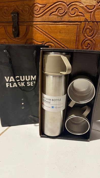 Продам новый термос с чашками в наборе