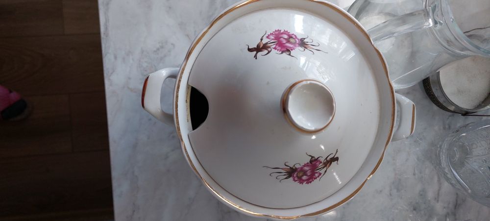 Супница, без тарелок.