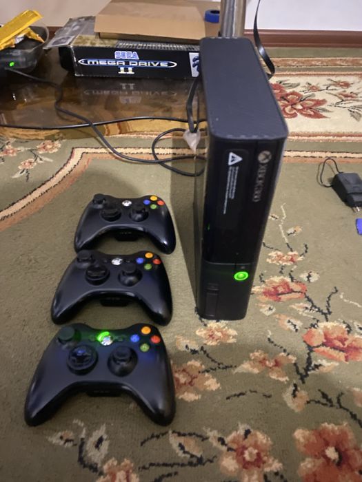 XBOX 360e продам