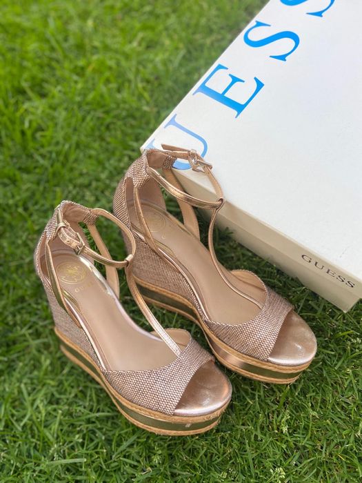Обувки на ток Guess