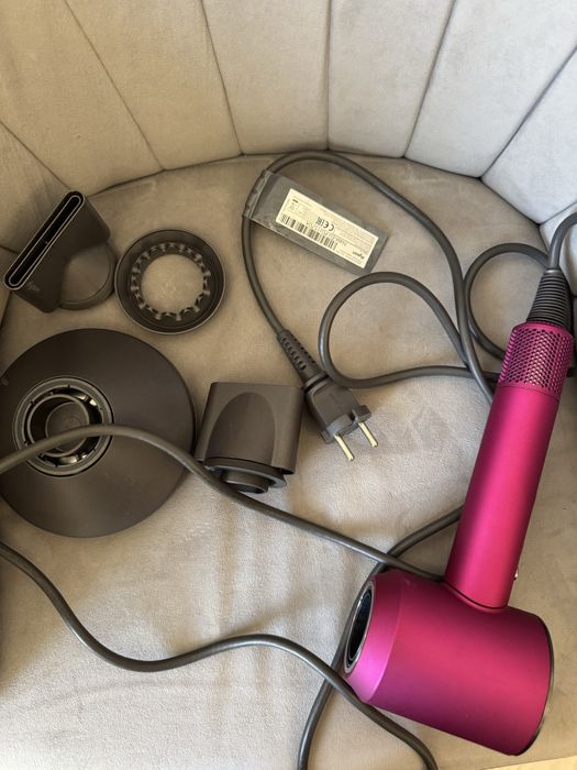 Продам Dyson фен  оригинал б/у отлично работает!