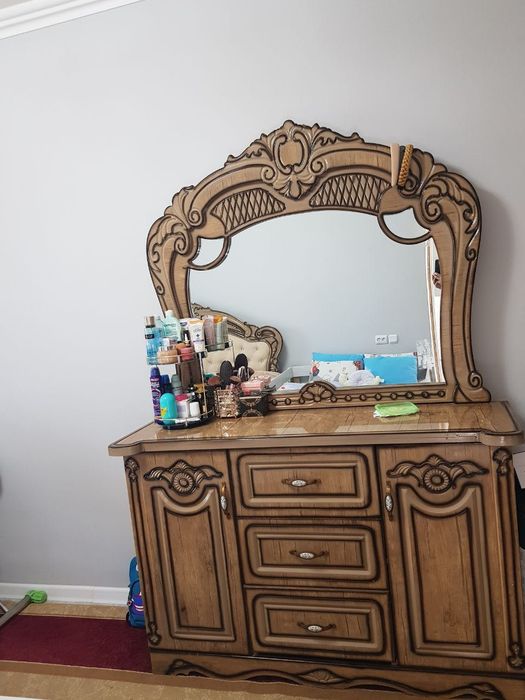 Холати яхши 
2та тумба 
Диван
Катта шкаф
Тримо