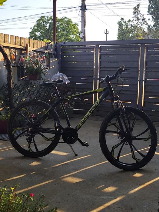 Vând 2 biciclete,una clasică și una electrică.