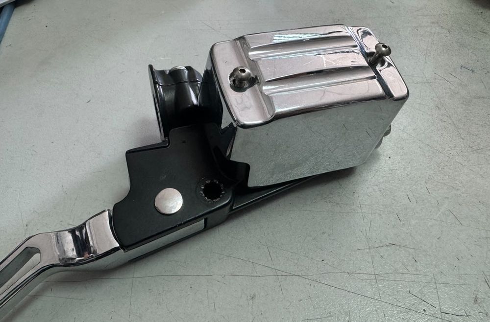 Протектор / предпазител KURYAKYN за предна спирачна помпа за Harley Davidson