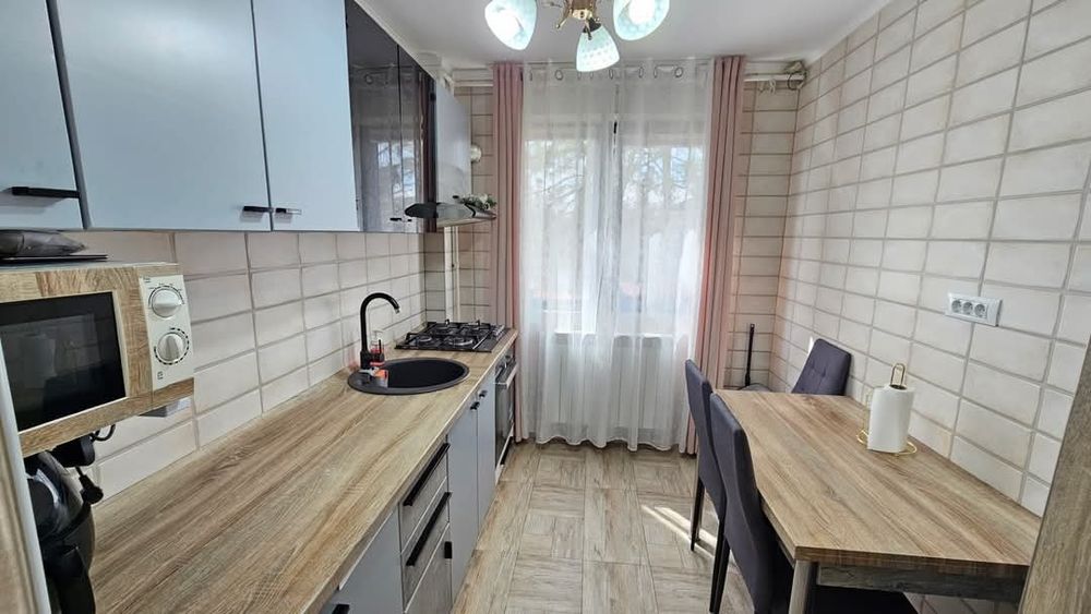 Apartament cu 3 camere semidecomandate, zona Alecu  DONICI,