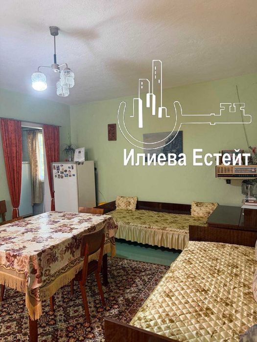 Продава къща с двор в с.Ябълково до Димитровград