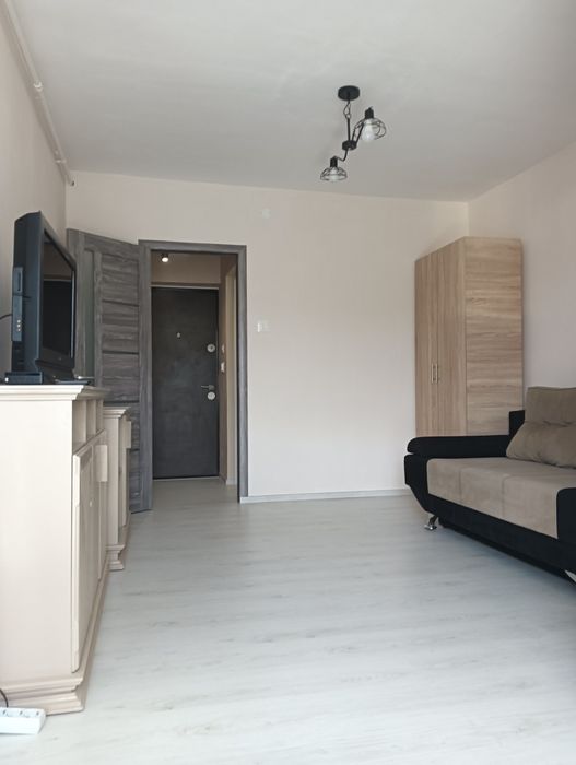 Garsonieră de închiriat cu balcon, însorită, preț 1590 Ron