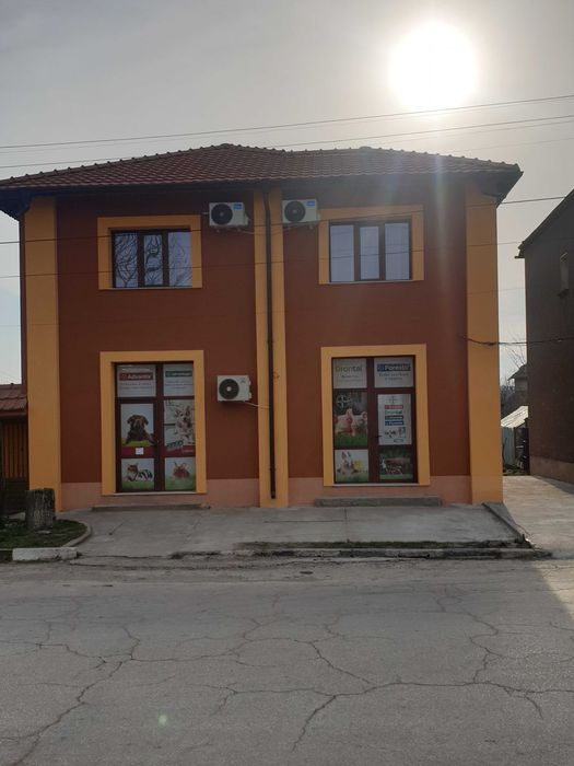 Къща за гости с прилежаща търговска част