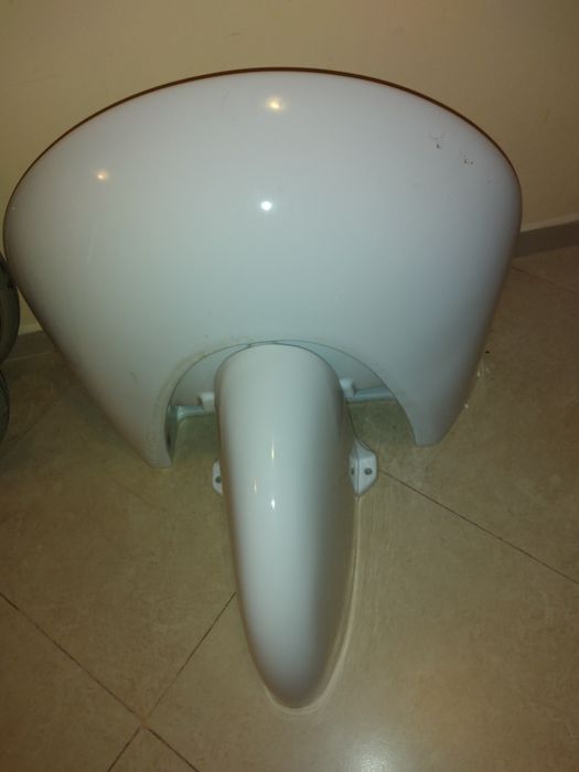 Продавам порцеланова мивка за баня.