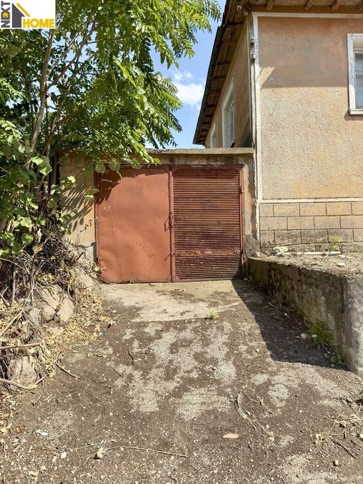 Две къщи с гараж, голям двор и стопански постройки с. Козаново