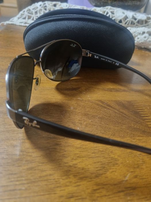 Ray-Ban, ochelari de soare originali, cu un design elegant și atemporal.
Model: RB3386 004/71