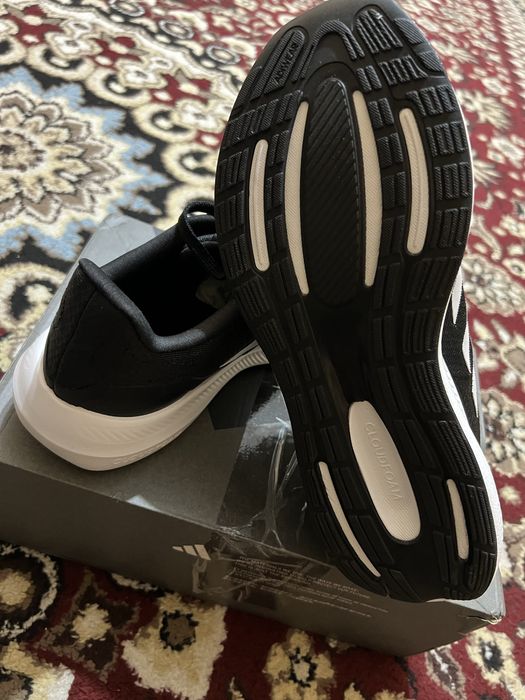 Адидас сотилади.