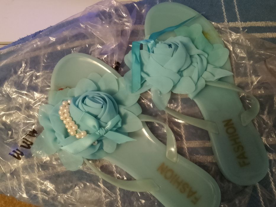 Новые шлепанцы продам