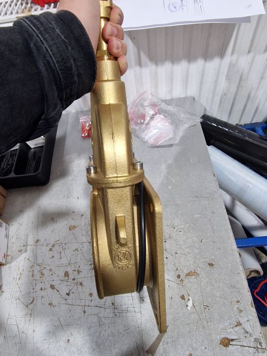 Robinet vidanja 5 toli flansa pe o parte filete o parte flansa 4 șurub