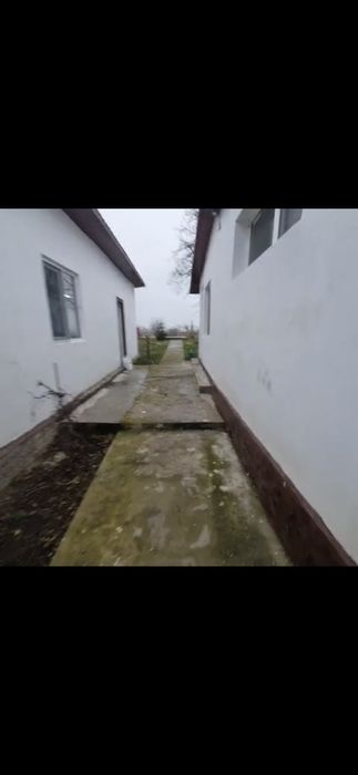 Casa de vanzare compusa din 2 camere  , bucatarie , living si baie