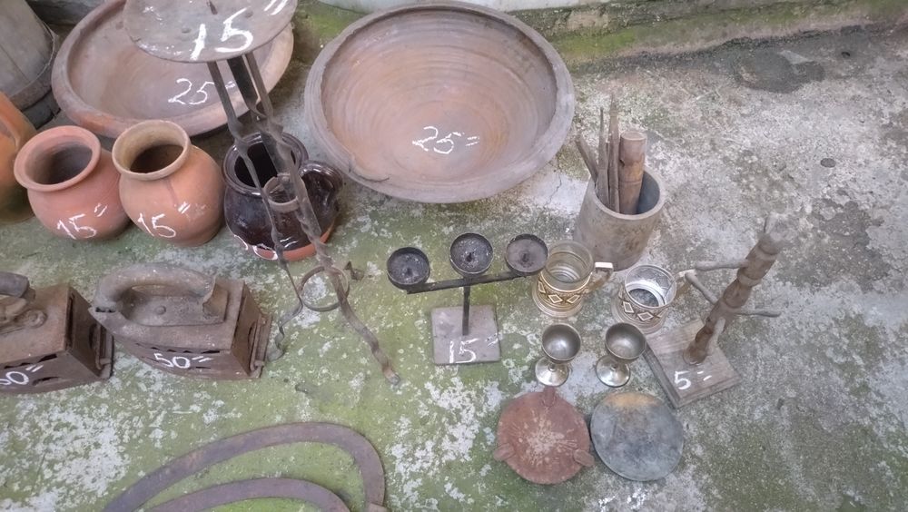 Продавам стари метални предмети , сечива