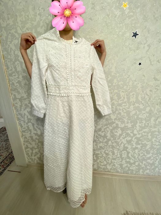 Платья белая длинный рукавами