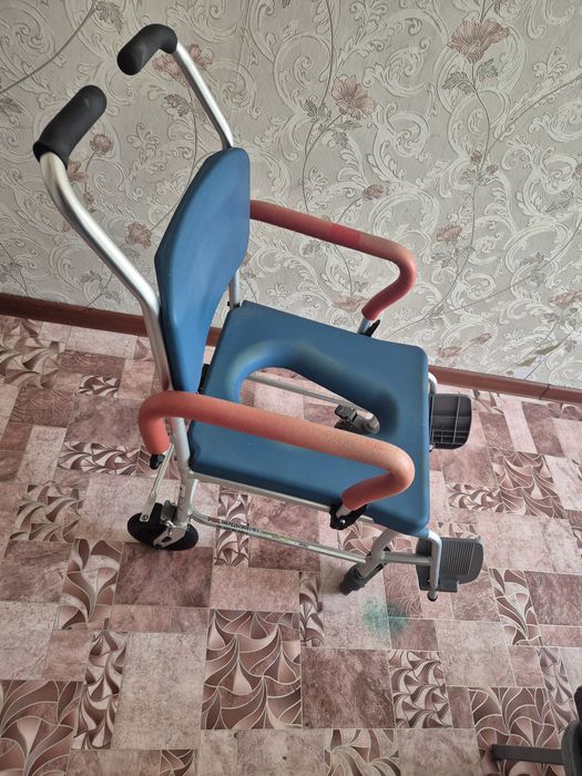 Кресло-каталка для пожилых