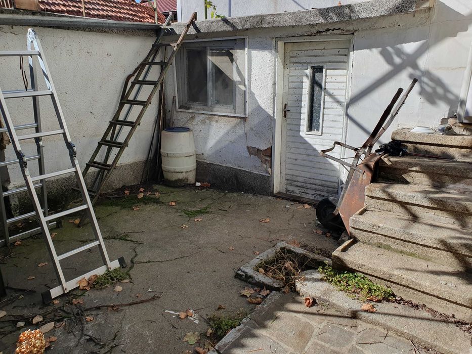 Къща,тухла на 2 ет.,гараж,двор 390 кв.м.,2-ра зона