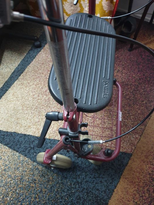 Carucior-scaun rolator pentru persoane cu dizabilitati