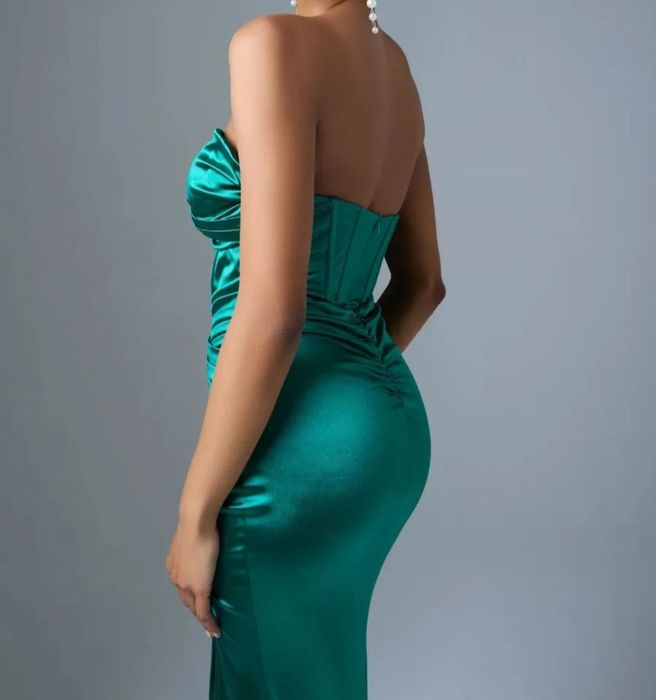 Шикарное вечернее платье.