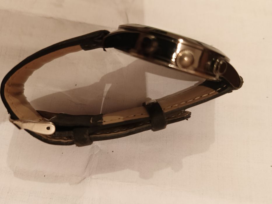 Часы бренд Fossil. Цена 1 500 тенге.
