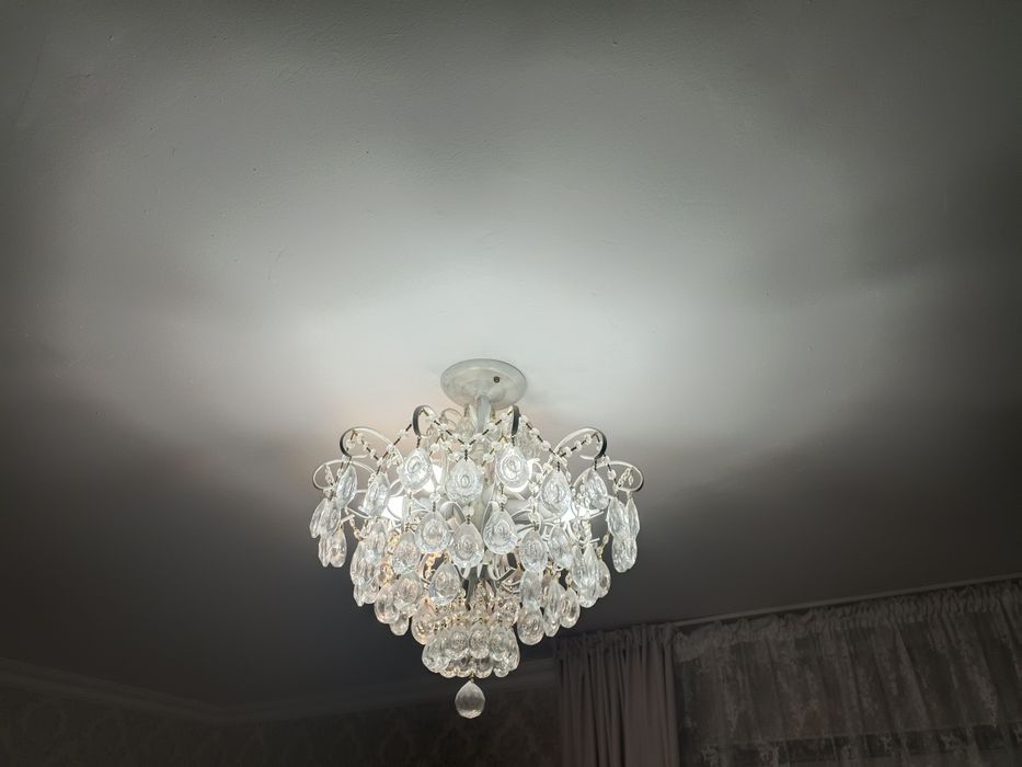 Продам люстру в белом цвете