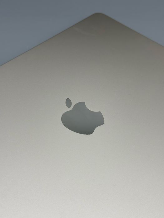 Macbook Air 13,3" | Procesor M2 | 8 GB RAM | 250 GB SSD | 28 Cicluri