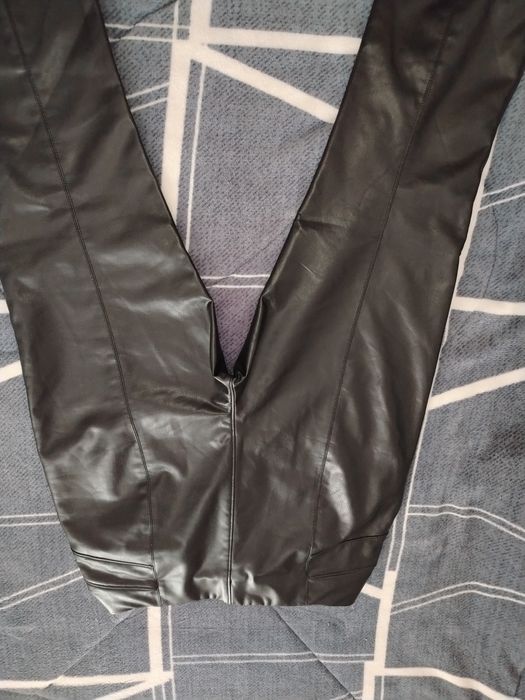Pantaloni imitație piele superbi de la Comma