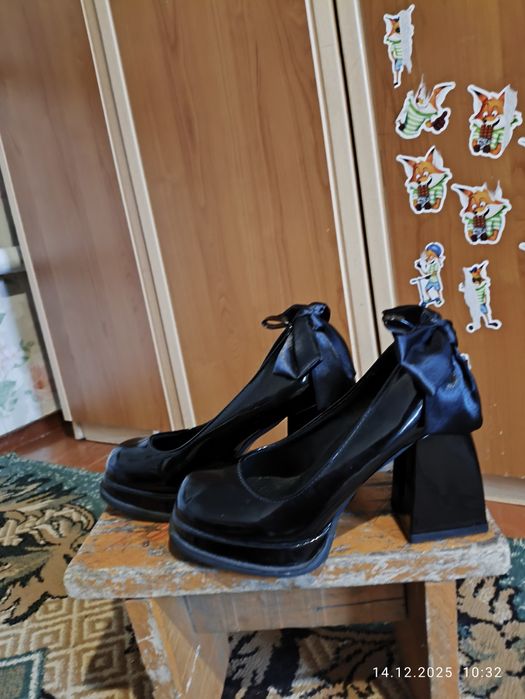 Платья, туфли продаются