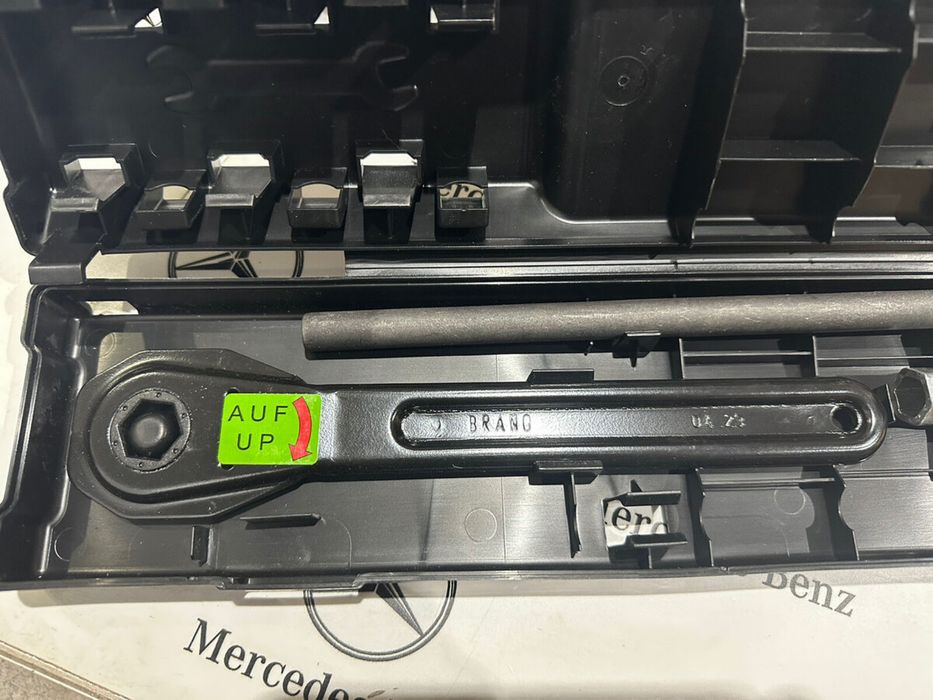 Оригинален крик+ключ за гуми Мерцедес