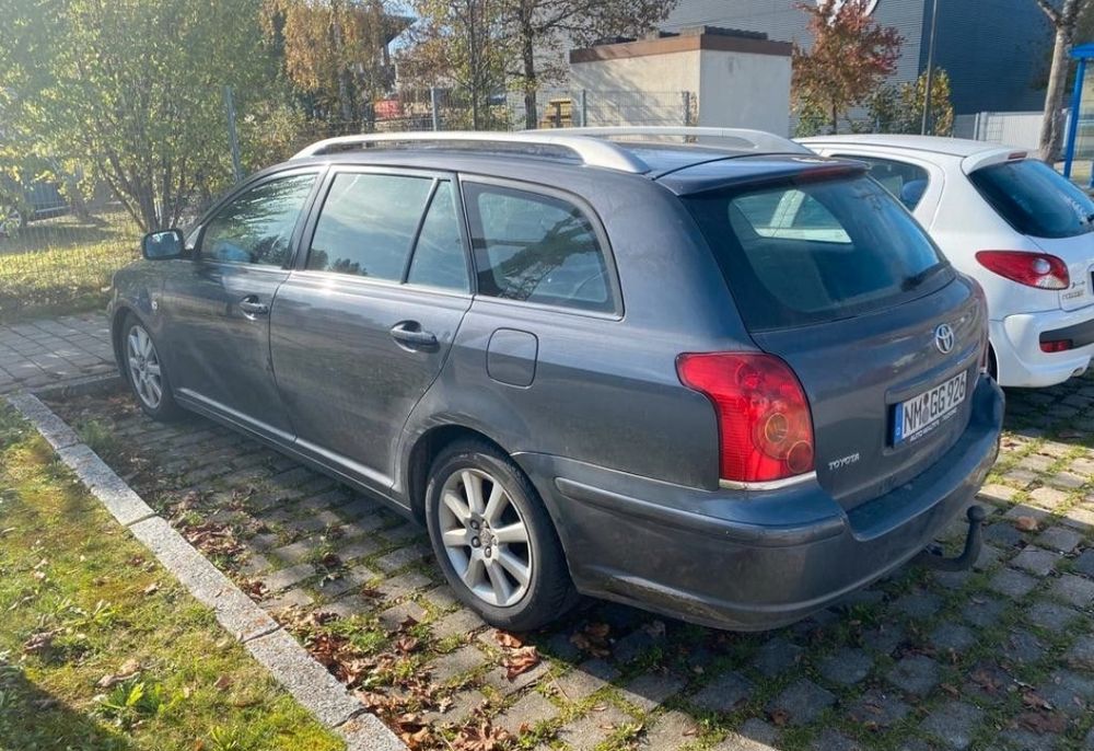 Dezmembrez Toyota Avensis 2.0 116 cp 2005
