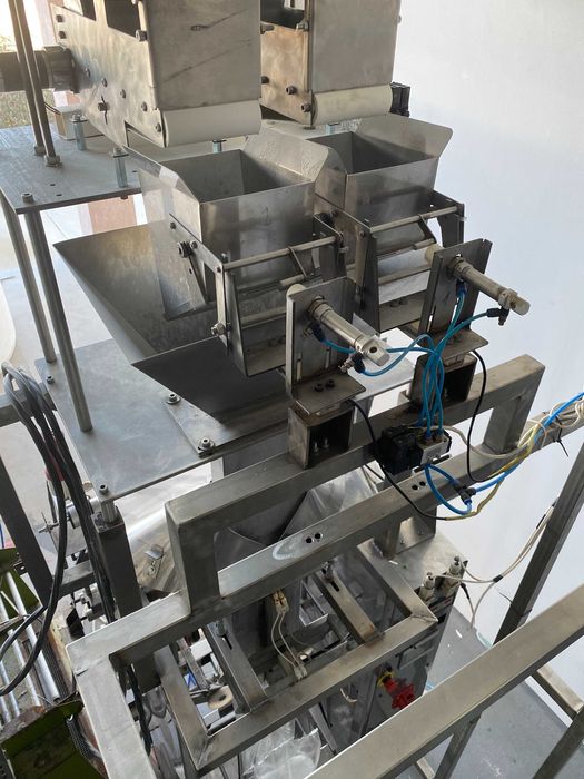 Пакетираща вертикално, тегловна машина за пакети от 1-4кг, почти нова