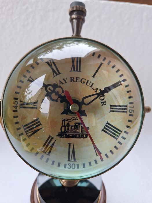 Часовник масивен бронзов настолен с ретро дизайн 



Настолен масивен