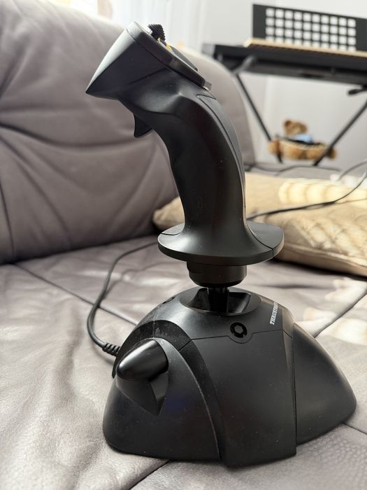 Joystick Thrustmaster USB pentru PC