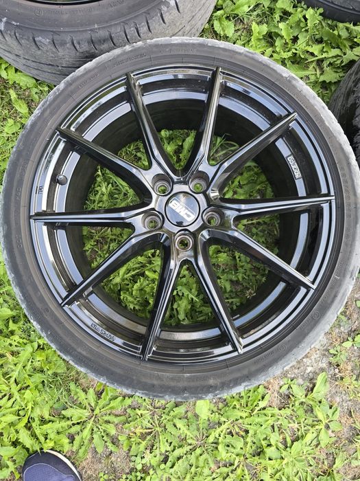 Set de 4 jante aliaj  echipate cu anvelope de vară 225/40 R18 92Y.