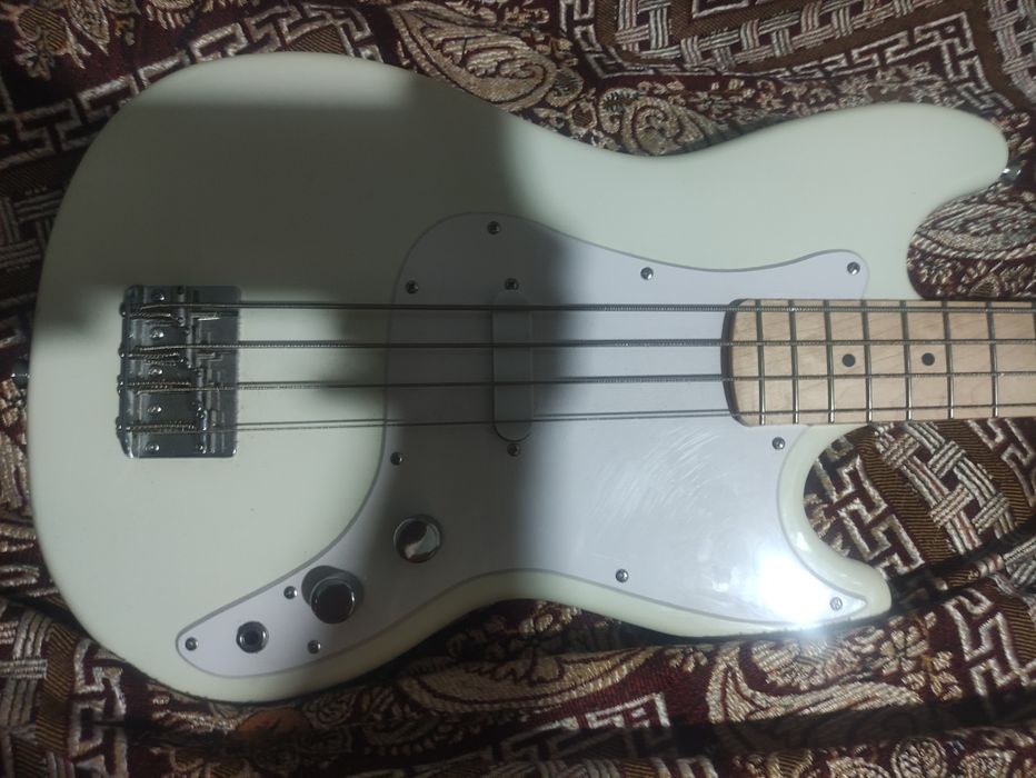 Короткомензурный Squier Bronko Bass